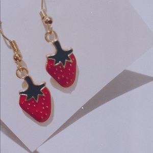 necklaces (3) bracelets (1) earrings (one pair)